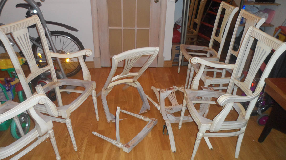 Разломанные стулья